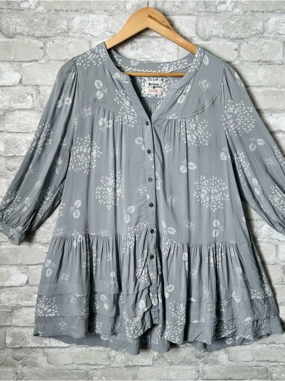 HOLDING HORSES Gray Floral Button-Tiered Tunic Blouse